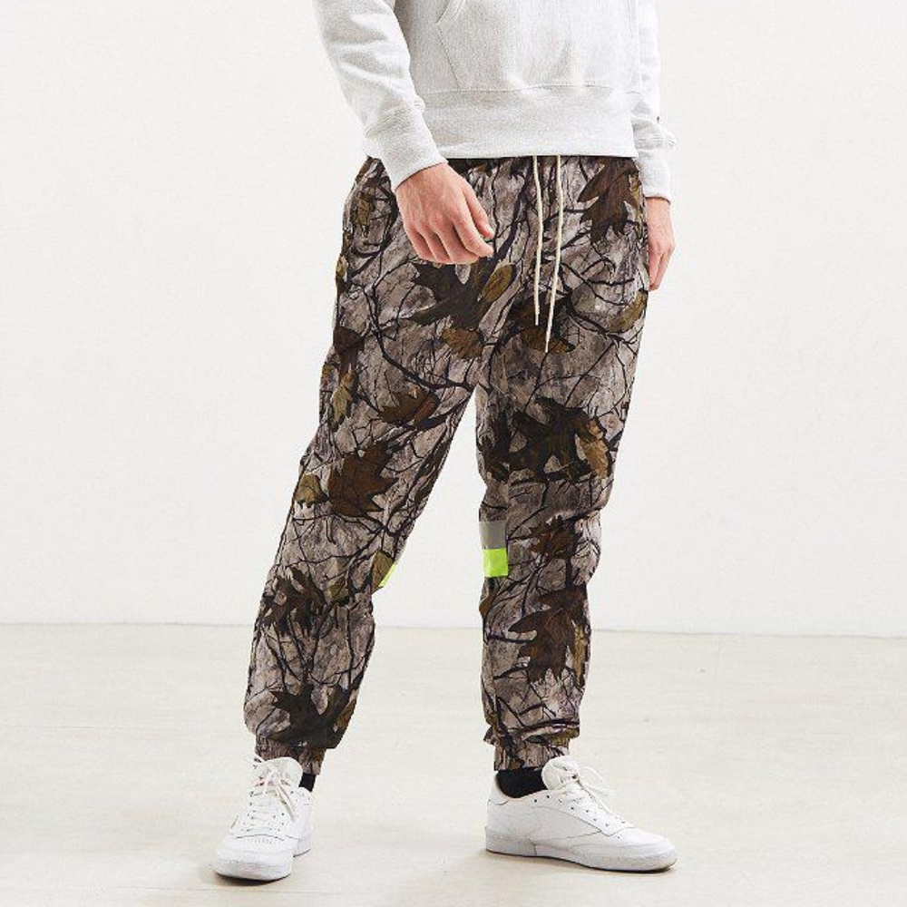 Urban Outfitters wind pant tree camo new size M